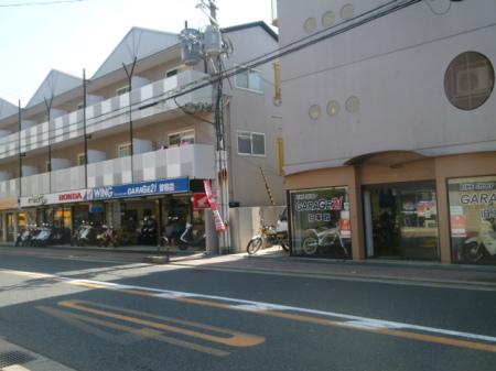 曽根旧車館 曽根店と旧車館、連絡は糸電話で。（笑い） 曽根店の隣 
